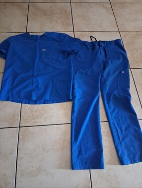 Figs  Bright Blue Scrub Set  Drawstring Pants And Matching Scrub Top L